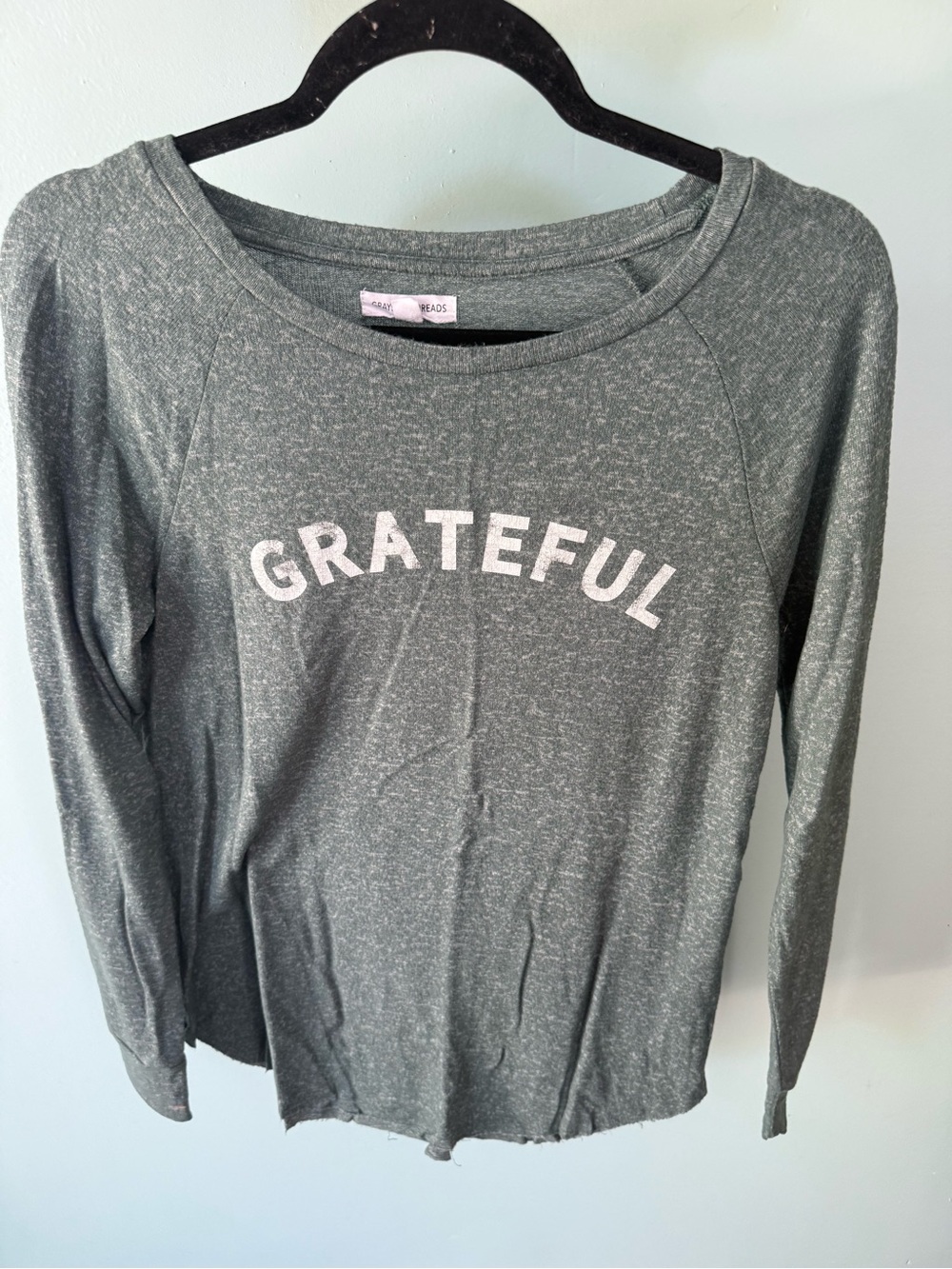 Grayson Threads 'GRATEFUL' Long-Sleeve Tee in Heathered Gray-Green Size Medium